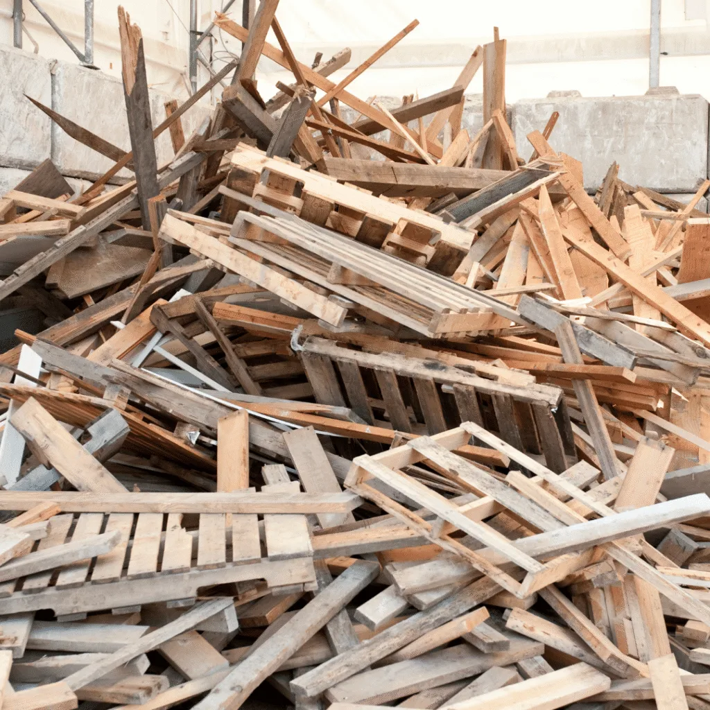 Benne à bois et palettes